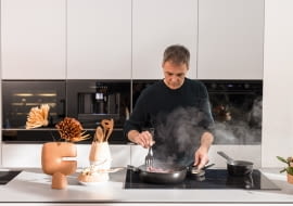 Urządzenia kuchenne w czarnym wykończeniu.