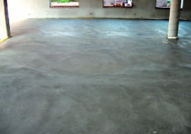 Aby wykonać ogrzewanie podłogowe podłoże powinno być równe. Nierówności nie powinny przekraczać 2-3 mm/m i 5-8 mm na całej długości pomieszczenia.