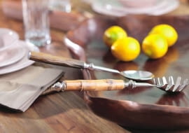 Uwagę zwracają przedmioty z nietypowych materiałów, np. sztućce z trzonkami bambusowymi albo z bawolich kości.