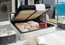 <B>Nawet jeśli masz w sypialni pojemną szafę albo garderobę, pojemnik lub szuflada w łóżku zawsze się przyda. To idealne miejsce na pościel dla gości, koce, pledy i inne akcesoria, nie tylko sypialniane.</B> <BR >ŁÓŻKO. Bossa Nova, łóżko z pojemnikiem, obite skórą, 160 x 200 cm, 3850 zł (z podnośnikiem mechanicznym i stelażem), Ekoline