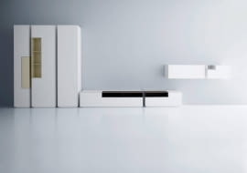 <B>Mamy złą wiadomość dla zwolenników dekoracyjności we wnętrzach. Meble o fantazyjnych formach, bogate zdobienia i feeria barw odchodzą już do przeszłości. Umacnia się natomiast trend ekologiczny, co pokazały dobitnie tegoroczne targi Salone del Mobile w Mediolanie. Można nawet powiedzieć, że ogłoszono na nich powrót do natury. Dominowało drewno i inne naturalne materiały. W parze z nimi szła stonowana kolorystyka z przewagą beży i szarości, a żywsze kolory wyraźnie zgasły przybrudzone kropla szarości. Meble i pozostałe elementy wyposażenia wnętrz przybrały prostsze, ergonomiczne kształy wynikające z ich podstawowej funkcji.</B> <BR />Regał modułowy Inmotion, prod. MDF Italia.