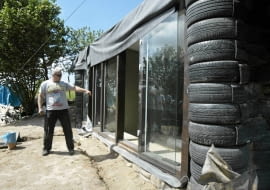 02.07.2012 MIERZESZYNO , BUDOWA PIERWSZEGO W POLSCE EARTHSHIPA FOT. RAFAL MALKO / AGENCJA GAZETA !UWAGA, BRAK PISEMNEJ ZGODY NA WYKORZYSTANIE WIZERUNKU, ZDJECIE DO WYKORZYSTANIA W KONTEKSCIE POWYZSZEGO OPISU