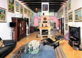 <B>Wnętrze tego niewielkiego domu w Konstancinie to po prostu przenikające się galerie sztuki polskiej, starych mebli, orientalnych drobiazgów, urokliwych pamiątek. A pośród nich królują bajecznie kolorowe obrazy namalowane przez panią domu.</B> <BR />Pośrodku salonu stoi szezlong LC4, projekt Le Corbusiera z 1928 roku. Leżąc na nim, można podziwiać gdańskie meble i stojącą przy nich białą postać - to tajemnicza wojowniczka, ceramiczna rzeźba Przemysława Lasaka. Przy kominku grzeją się egipskie koty, które troszczą się o pomyślność domu. Wysoko na kominku wisi prawdziwy rarytas: portret Indianina namalowany przez... Indianina. Poniżej słońce autorstwa rzeźbiarza Kazimierza Kalkowskiego.