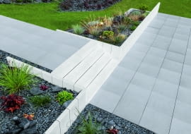 Płyty dekoracyjne MUSSO, kolor platyna. Klomby z palisady CENTO, kolor perla. Stopnie schodowe, kolor perla