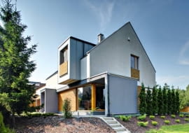 Widok od strony ogrodowej skarpy