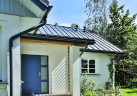 Betonowa pochylnia przy drzwiach wejściowych do domu