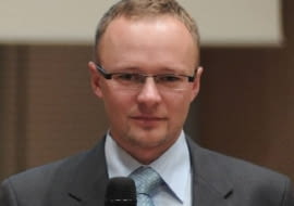 15.09.2009 WARSZAWA , STEFAN ZUCHOWSKI PODCZAS DEBATY " MADRY BUDUJE 2X LEPIEJ " NA TEMAT " JAK RACJONALNIE OGRZEWAC DOM I WODE " FOT. FILIP KLIMASZEWSKI / AGENCJA GAZETA