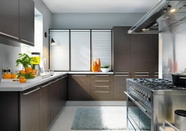 <B> Taką drogę pokonały żaluzje, które pod postacią drzwiczek trafiły do kuchni. Są łatwe w użyciu, otwarte nie zabierają przestrzeni, można je więc stosować w trudno dostępnych miejscach. Niektóre zapewniają przepływ powietrza, sprawdzą się więc w szafkach z żywnością. </B><BR /> Nowoczesne systemy żaluzjowe są stosowane nie tylko w meblach kuchennych, ale także salonowych, łazienkowych i biurowych. Najczęściej robi się je z aluminium, tworzywa sztucznego, szkła. Bardzo lekko się je zamyka i otwiera - niemal jednym palcem (niektóre modele są wyposażone w ułatwiające to mechanizmy - siłowniki). Drzwiczki można otwierać z dołu do góry lub na bok; te drugie stosuje się również w zabudowach w kształcie łuku. Żaluzje sprawdzają się przede wszystkim tam, gdzie brakuje miejsca na rozwierane drzwi, do otwarcia których jest potrzebna wolna przestrzeń przed szafką. MEBLE KUCHENNE: za zasłoną Wystarczy unieść żaluzję, by mieć dostęp do sprzętów ukrytych w szafce. Wewnątrz schowka warto zamontować gniazdko, a na najniższym poziomie ustawić urządzenia elektryczne ? wtedy nie będzie trzeba ich ciągle wystawiać i chować. Po opuszczeniu żaluzji szafka wygląda niczym dodatkowe kuchenne okno.