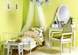 Limonka i pastele. Zestawienie bieli ze zgaszonymi szarościami i różem w bladych odcieniach może wydawać się nudnawe, by nie powiedzieć - mdłe. Co innego, gdy do tego towarzystwa dołączy limonka. Wtedy wnętrze nabiera życia i wyrazistości. Ciepło, jasno i bardzo efektownie - w takiej sypialni miło jest zasypiać i się budzić. Łóżko - 279,99 zł, narzuta(biała) -179,99 zł/w komplecie z poduszką, toaletka - 699,99 zł, stołek - 99,99 zł, dywan - 599,99 zł, firanki (jako baldachim) - 15,99 zł/2 szt., ramki do zdjęć - 79,99 zł/szt., pocztówki - 5,99 zł/szt., IKEA; żyrandol - 1600 zł, fotel - 1072 zł, poduszka (na fotelu) - 82 zł, Decolor; na łóżku: poszewka na poduszkę (brzoskwiniowa)- 110 zł, Almi Decor; koc (zielony) - 120 zł, Decolor; poduszka (w duże kwiaty) - 435 zł, Decodore; poszewka na poduszkę (biała, w nogach łóżka) - 70 zł, Nap; poszewka na poduszkę (biała, za brzoskwiniową) - 49 zł, home&you; na stołku: filiżanka - 58 zł, talerzyk - 56 zł, Ludwik Styl; podkładka - 35 zł, Nap; sztuczne kwiaty - 4,99 zł/szt., IKEA; na toaletce: świecznik - 119 zł, świeca - 23 zł, ramka na zdjęcie - 59 zł, budzik - 169 zł, szkatułka - 119 zł, Almi Decor.