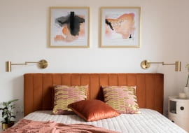 Kinkiety na wysięgnikach do sypialni