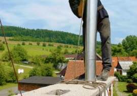 Remont komina należy zacząć od sprawdzenia go przez kominiarza i znalezienia dobrej firmy, która specjalizuje się w montażu wkładów kominowych.