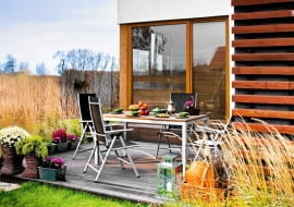 WNETRZA , TARAS , BALKON - MEBLE , ROSLINY , TRAWA OZDOBNA - TRZCINNIK , W DONICACH KWIATY ZLOCIENIA , WRZOSCA , KAPUSTA OZDOBNA , KRZEW JALOWCA STYLIZACJA IZABELA SKORUPKA FOT. RAFAL LIPSKI PUBLIKACJA CZTERY KATY NR 5 (235) - 5 2011 + DODATEK BALKON W KWIATACH PUBLIKACJA LADNY DOM NR 7 (165) - 7 2012 SLOWA KLUCZOWE: BALKON WNETRZE ROSLINA MEBEL KWIAT ZDJĘCIE DO WKŁADKI: PUBLIKACJA CZTERY KATY NR 5 (235) - CZASOPISMA