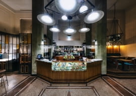 Bar Wykonany z mosiężnych rurek, filary z zielonego kamienia. Kompozycje z bluszczu są pomysłowo zaaranżowane.