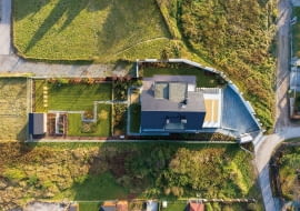 Poszukiwania działki trwały kilka lat, aż w końcu właściciele przy pomocy architekta natrafili na posesję usytuowaną na krakowskich Bielanach