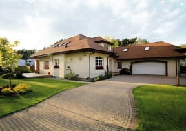 Dom stoi bokiem do ulicy