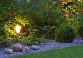 lampy ogrodowe, ogród, rośliny, kwiaty