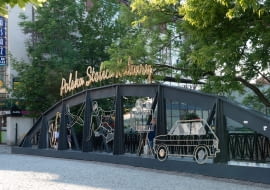 Most nad rzeką Białą z instalacją świetlną promującą Bielsko-Białą jako Polską Stolicę Kultury 2026