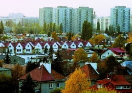 01.11.2001 WARSZAWA - WIDOK WARSZAWY Z NOWEGO BUDYNKU , SIEDZIBY TVN, BLOKOWISKO, OSIEDLE DOMKOW JEDNORODZINNYCH, SZEREGOWKI, SZEREGOWYCH, STARE I NOWE FOT. MARZENA HMIELEWICZ / AGENCJA GAZETA MH4039