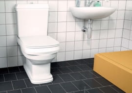 Krok 1. Zaczynamy od demontażu niemodnej lub zniszczonej stojącej miski ustępowej. W zależności od modelu, miska może mieć odpływ ścieków do kanalizacji w podłodze (przez wielu instalatorów określany jako poznański) lub w ścianie (warszawski).