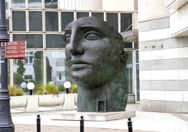 "Tindaro" Igora Mitoraja przy pl. Trzech Krzyży w Warszawie