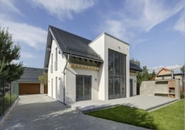 Przydomowa elektrownia wiatrowa o mocy 2 kW została umieszczona na dachu garażu (na instalację turbiny o takiej mocy nie jest wymagane zezwolenie)