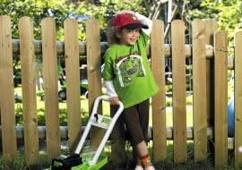 Kosiarka - popychana terkocze, a w koszu wirują kuleczki imitujące trawę, ok, 80 zł, Stihl.