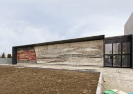 Mozaika na elewacji nowego dworca PKP w Oświęcimiu