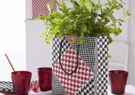 Torebka na prezenty przysłania mało efektowną doniczkę.