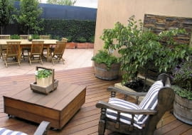 Stolik - schowek z dwóch ustawionych jedna na drugiej palet obudowanych deseczkami. Można w nim skryć drobne narzędzia. Warto przykręcić do niego kółeczka.