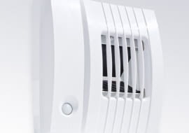 Połączenie wentylatora z kratkami wyciągowymi (BXC) najlepiej wykonać za pomocą sztywnych przewodów wentylacyjnych