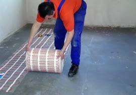 Montaż na mokro zaczynamy od zainstalowania czujnika temperatury w podłodze, a następnie dopasowania wstępnego maty do ogrzewanej powierzchni w pomieszczeniu