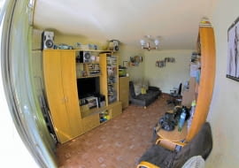 Na czas remontu pani Agata z rodziną wyprowadziła się do znajomych i nie miała możliwości śledzenia postępu prac. Po powrocie domownicy nie mogli uwierzyć własnym oczom: zamiast mało funkcjonalnych klitek zastali wnętrza wyglądające znacznie przestronniej, urządzone elegancko i wygodnie. Uznali, że w ich życiu zaczął się nowy etap.<br/> Wnętrze przed metamorfozą. Pokój dzienny w dwupokojowym mieszkaniu, w którym mieszka czteroosobowa rodzina, musiał pełnić kilka funkcji. Był miejscem wypoczynku, miejscem do pracy przy komputerze i sypialnią rodziców. Musiał też pomieścić wiele schowków.