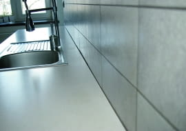 Styk blatu ze ścianą