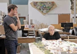 Dyskusja Zuckerberga i Gehry'ego nad makietą nowego kampusu FB projektu amerykańskiego star-architekta.