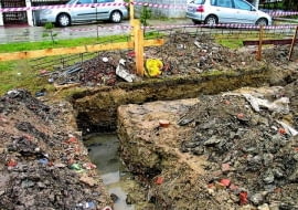 DO JEDNORAZOWEJ PUBLIKACJI STARA MILOSNA - WYKOP POD FUNDAMENTY SMIECI FOT. KRZYSZTOF TRACZYNSKI PUBLIKACJA LADNY DOM NR 12 (74) - 12.2004