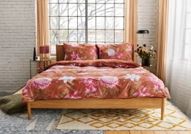 Często urządzając wnętrze, mamy skłonność do zachowania symetrii, co nie zawsze jest wskazane. Tutaj po dwóch stronach łóżka stoją dwie różne lampy, co dodaje dynamiki wnętrzu.