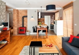 Urządzanie domu trzeba od czegoś zacząć. Małgorzata i Adam zaczęli od kozy, która urzekła ich kolorem i kształtem. I cały ich dom jest właśnie taki - ciepły, wysmakowany, pomysłowo zaaranżowany. <BR /> DOM. Zaciszny kącik wyłożony cegłą został zaprojektowany specjalnie po to, by stanął w nim wymarzony piecyk koza. W aranżacji kuchni uwagę przyciąga zabudowa o nietypowej wysokości, z kuchenką mikrofalową i ekspresem do kawy. Dębowy blat łączy ją ze stolikiem śniadaniowym. Kuchenne szafki są zrobione z płyty MDF.