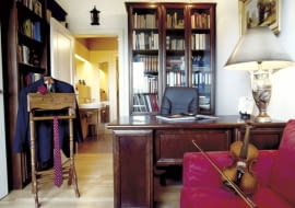 W gabinecie urządzono nieduży kącik wypoczynkowy. To dlatego, że gospodarz lubi czasem poleżeć chwilę na wygodnej sofie, zwłaszcza w nocnych godzinach.