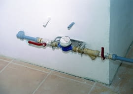 Wskazania wodomierza są podstawą do rozliczeń za zużytą wodę, a jeśli dom jest podłączony do kanalizacji - na jego podstawie określa się też wysokość opłat za ścieki.