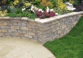 Do budowy murków mogą posłużyć elementy o zróżnicowanych wymiarach. Uzyskujemy wówczas efekt tzw. dzikiego muru