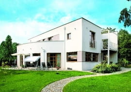 Bryła domu z prostym dachem jest oszczędna. Na elewacjach zastosowano boniowanie, aby nieco przełamać jej surowość. Z trzech stron wzbogacono ją również tarasami