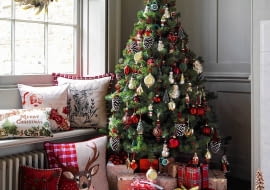 <B> Choinka lubi się stroić, ubierz ją więc tak, by stała się prawdziwą gwiazdą Gwiazdki. Nie będzie z tym problemu: kreatorzy świątecznej mody zadbali o każdy detal jej stroju. Nie zapomnieli też o pięknych dodatkach do domu. </B><BR /> Tradycyjnie - czerwień i akcenty złota na tle zielonych gałązek. Dla wielu z nas to wręcz obowiązkowa kolorystyka świątecznych dekoracji.