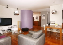 Zaokrąglane ściany. Miały być wyrazem fantazji. Niestety teraz są wyrazem przerostu formy nad treścią. To kolejny z elementów wystroju, który upodobali sobie nowobogaccy podobnie, jak łuki w przejściach.