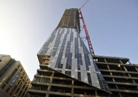 Każdy trójszybowy modół fasady jest wykonany na zamówienie i sygnowany logiem Złota 44