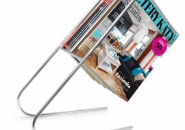 Koniec z porozrzucaną po całym domu prasą. Ułożona w gazetowniku będzie zawsze w jednym miejscu i pod ręką, a on sam stanie się dekoracyjnym uzupełnieniem wystroju wnętrza. <BR /> GAZETOWNIKI. J-me Float, stal chromowana i lakierowana, galerialimonka.pl, 179 zł