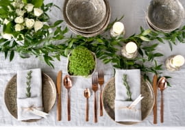 stołowa to nie tylko talerze czy sztućce ale w okresie wielkanocy również obowiązkowo muszą pojawić się dekoracyjne podstawki na jajka. Idealnie sprawdzi się klasyczna biel ale też nowoczesne zastawy imitujące kamień czy miedź.