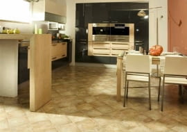 Wykładziny winylowe łatwo utrzymać w czystości. Dlatego dobrze sprawdzają się w kuchnaich.