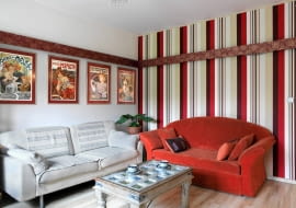 Pani Joanna bardzo lubi miasto i jego pulsujący rytm. Jej mąż Przemek, który jest leśnikiem, woli naturę i spokój. Ich odmienne upodobania pogodziło kolorowe mieszkanie z ogródkiem i widokiem na las. <BR /> MIESZKANIE. reprodukcje plakatów Alfonsa Muchy gospodarze kupili w muzeum w Pradze. Listwa z płyty oklejonej tapetą w kwiaty (taką samą jak na ścianie w kuchni) to nie tylko ozdoba - pod nią zainstalowano ledowe oświetlenie.