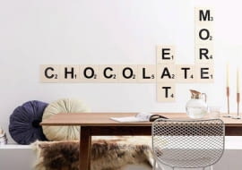 Oryginalna dekoracja jak popularna gra - zrobić ją równie łatwo, jak i zagrać. <BR /> ZRÓB TO SAM. Potrzebujemy: - paneli z pleksi o wymiarach: 18 cm x 18 cm x 5 mm (ich liczba zależy od liczby liter w wyrazach) <BR /> folii samoprzylepnej <BR /> lasera krzyżowego Bosch PLL 2 <BR /> narzędzia do klejenia na gorąco <BR /> ołówka