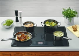<B>Wyglądają jak zwykłe ceramiczne płyty grzejne. Działają jednak zupełnie inaczej, gwarantując nie tylko wyjątkową wygodę w użyciu - proste sterowanie i łatwe czyszczenie - ale też oszczędność energii i czasu.</B> <BR />Płyty indukcyjne wytwarzają pole magnetyczne, które powoduje rozgrzanie się dna naczynia. To sprawia, że urządzenie zawsze dopasuje pracę do wielkości garnka. Sama płyta nie rozgrzewa się - nawet jeśli coś się rozleje, nie ulega przypaleniu - urządzenie przejmuje jednak temperaturę od rozgrzanego naczynia (w większości płyt są tzw. wskaźniki zalegania ciepła). <BR /> Electrolux, Infinite, możliwość łączenia stref, wyświetlacz LCD, funkcja automatycznego zagotowania, Stop & Go, szer. 78 cm, 5250 zł